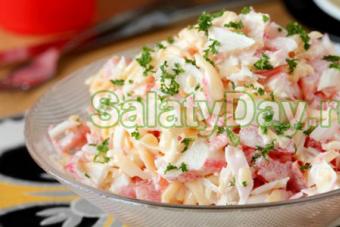 Салат с копченым сыром Салат с копченым сыром рецепты слоями